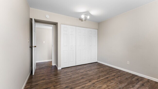 Building Photo - 1225 S Maple Rd
