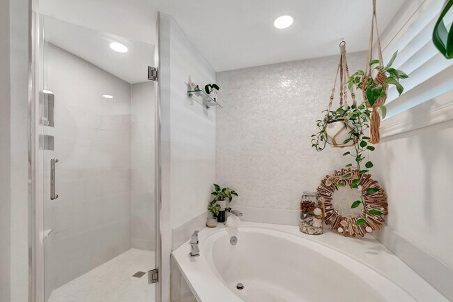 Building Photo - 5279 Fountains Dr S
