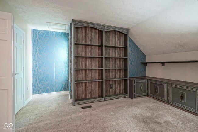 Building Photo - 858 Cedar Wood