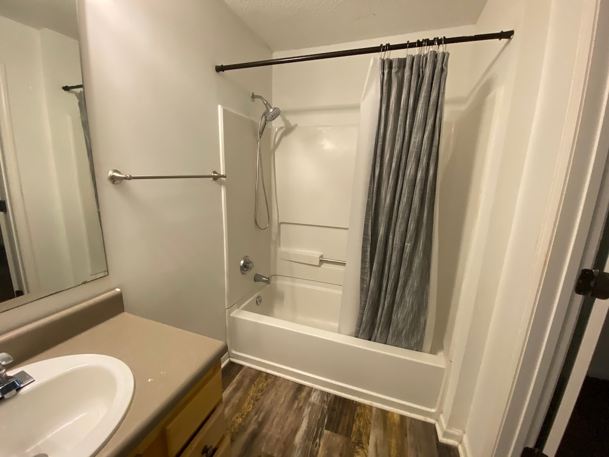 Bedroom 1's Private Bath - 1311 Harts Ridge Dr