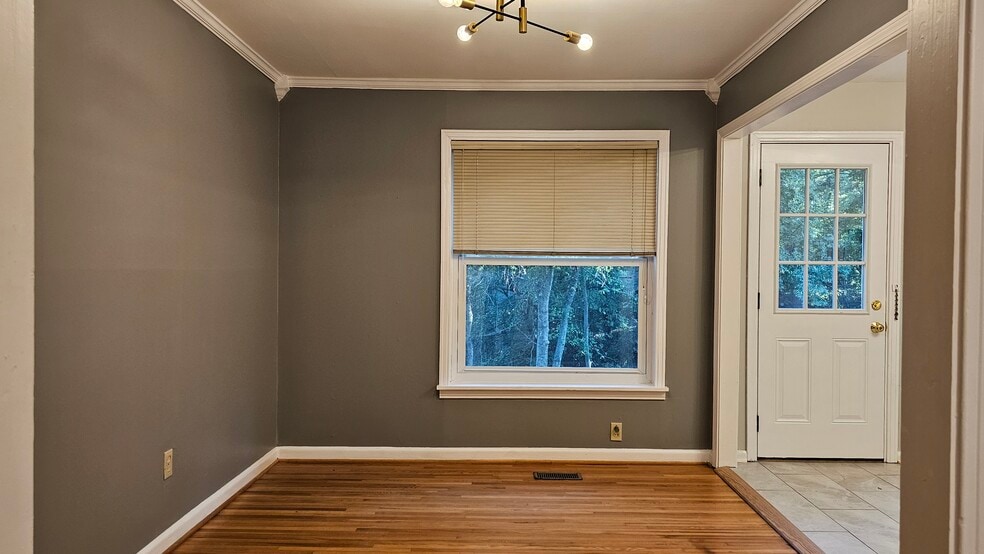 Dining - 2901 Lee Ave