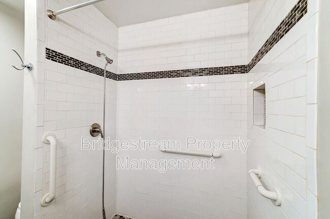 Building Photo - 4354 Meadowcroft Rd
