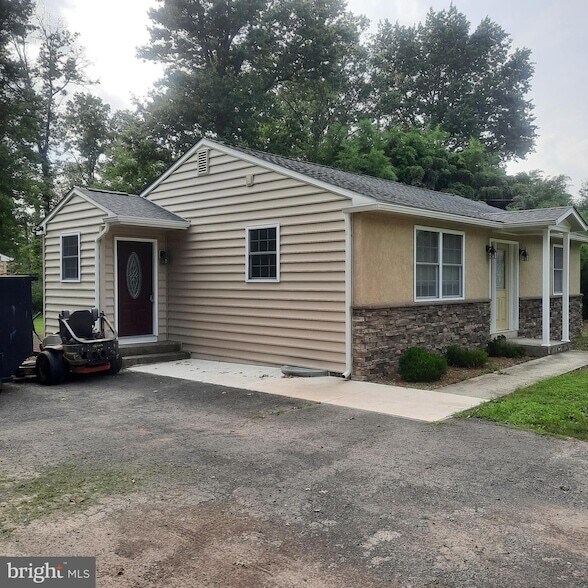 Building Photo - 8060 Easton Rd