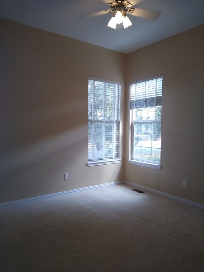 Building Photo - HUGE 3 Bedroom 3 Bath Home in Gated Community