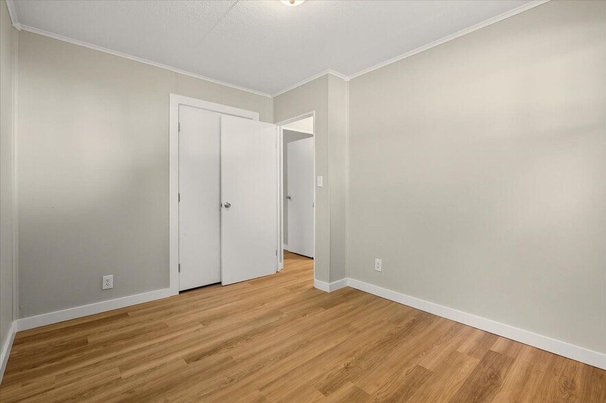 Building Photo - 710 E Chestnut St