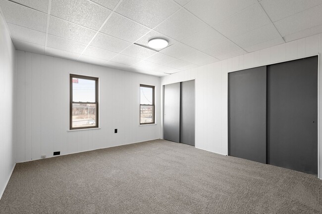 Building Photo - Bright 2 Bedroom home in McKees Rocks Avai...