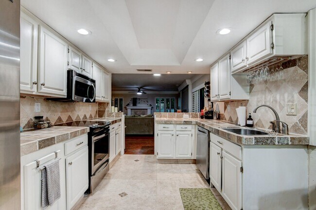 Building Photo - 20 Via Lago