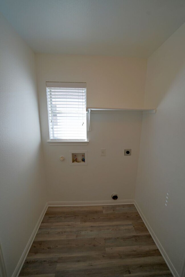 Building Photo - Beautifully Renovated Home Now Available in Converse.  Realtor Commission: $500