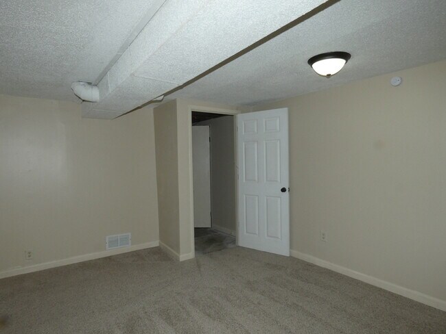 Building Photo - Beautifully Remodeled Home in North Kansas...