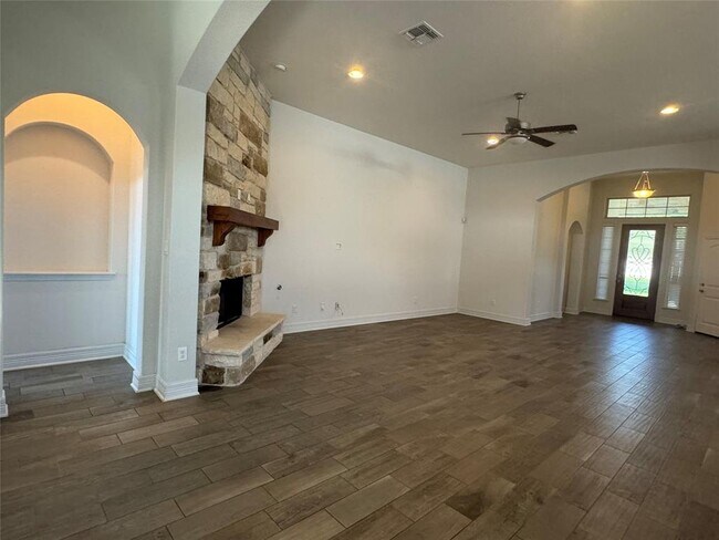 Building Photo - 124 Woodway Bend