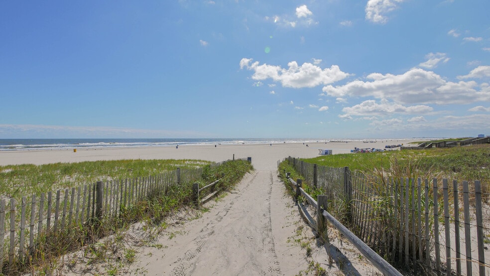 Building Photo - 137 S Berkley Sq