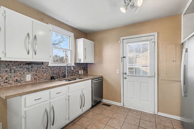 Building Photo - Adorable 2 Bedroom 1 Bath Home in Sylvan Heights!