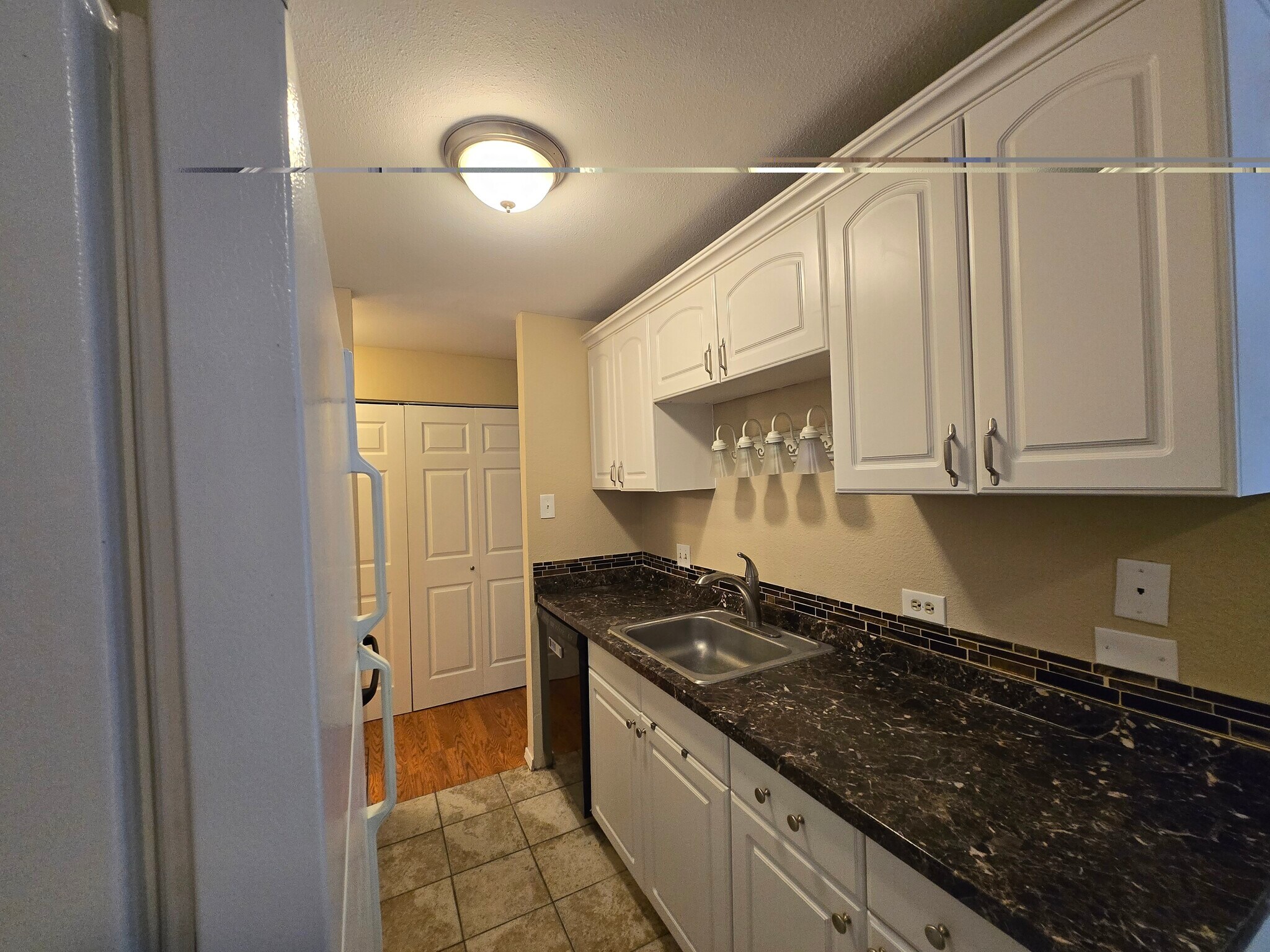 Building Photo - 2325 S Linden Ct
