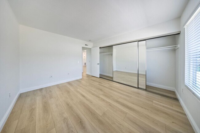 Building Photo - Charming 55+ Fully Remodeled 2 Br. 1 Ba. Duplex - Sunny Hills