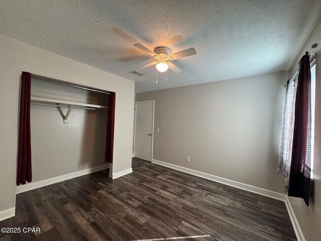 Building Photo - 2507 W 10th St