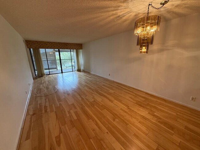 Building Photo - 6215 Coral Lake Dr