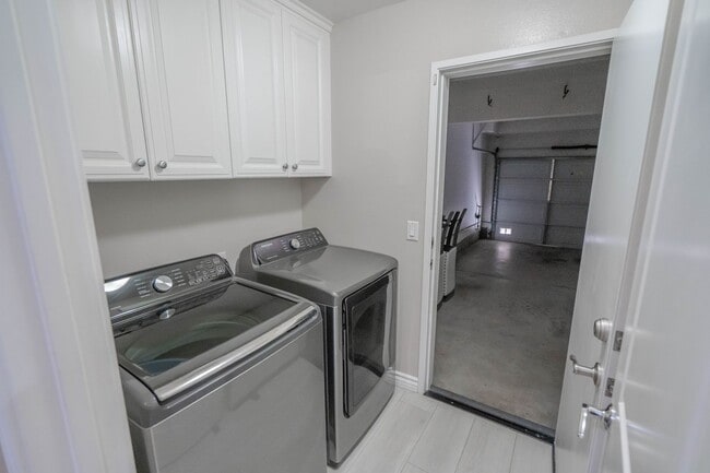 Building Photo - COMING SOON! Charming 3-Bedroom Townhome w...