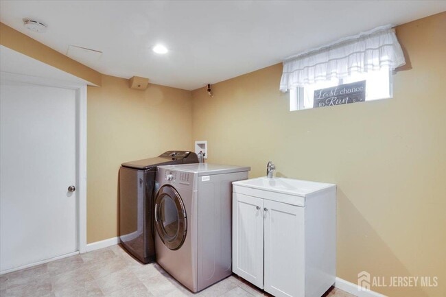 Building Photo - 3316 Beverly Rd