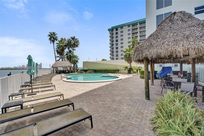 Building Photo - 10350 W Bay Harbor Dr