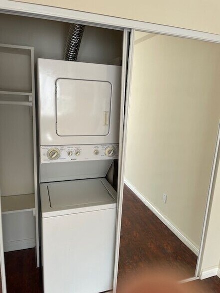 Building Photo - 516 S Alexandria Ave