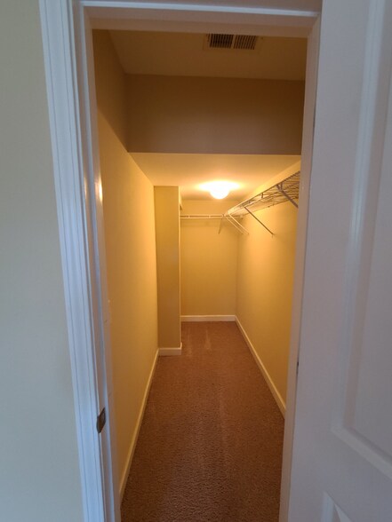 Building Photo - 447 Truman Dr