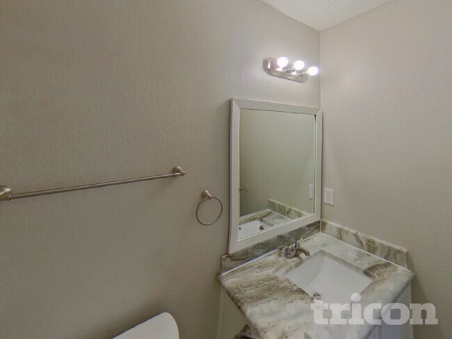 Building Photo - 104 Scarlet View