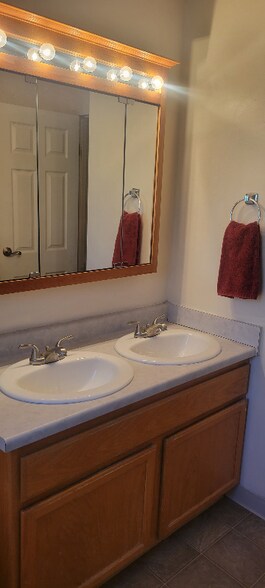 Building Photo - 50 Bisset Ct