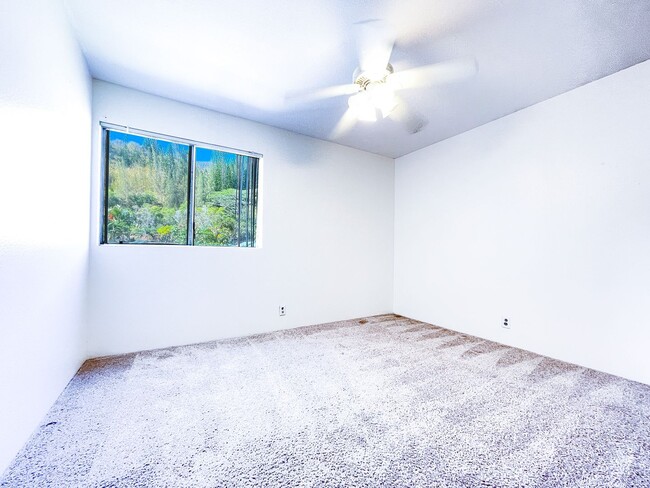 Building Photo - Gardens at Launani! Pet Friendly with A/C!