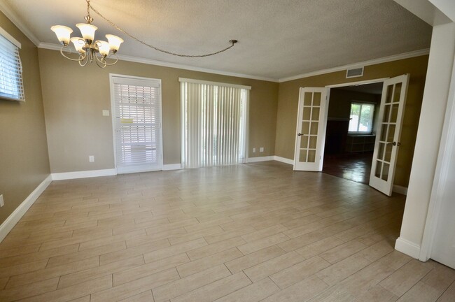 Building Photo - 3 Bedroom in Great Fullerton Neighborhood ...