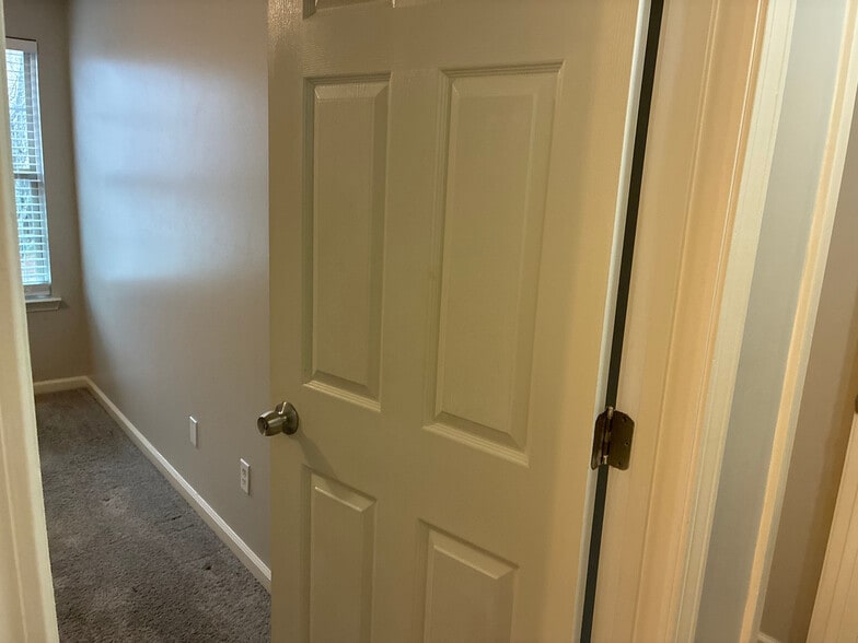 Building Photo - Room in Townhome on Stone Gate Way