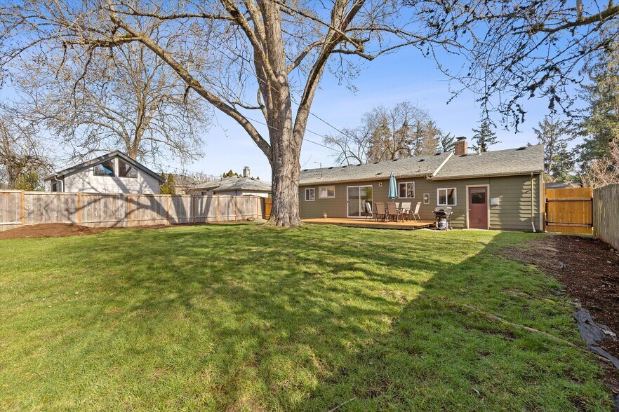 Building Photo - 4775 SW Beech Dr