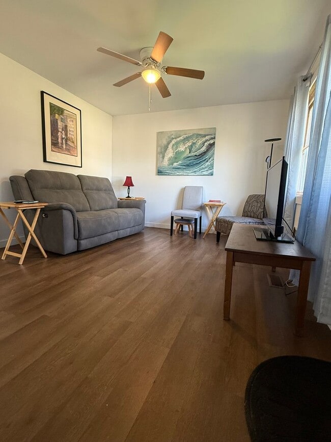 Building Photo - 2 BDRM, 10 MONTH LEASE AVAIL AUGUST-MAY (2...