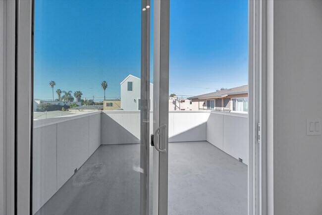 Building Photo - 4048 Cherokee Ave