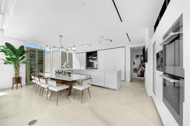 Building Photo - 2020 N Bayshore Dr