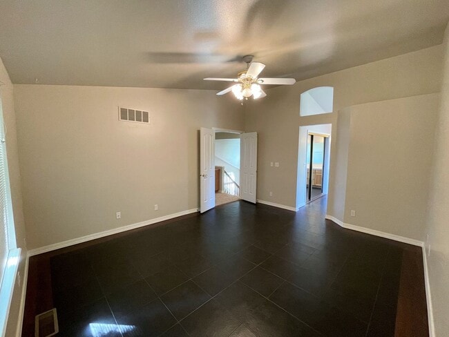 Building Photo - Beautiful 5bd 3ba home on corner lot, Edge...
