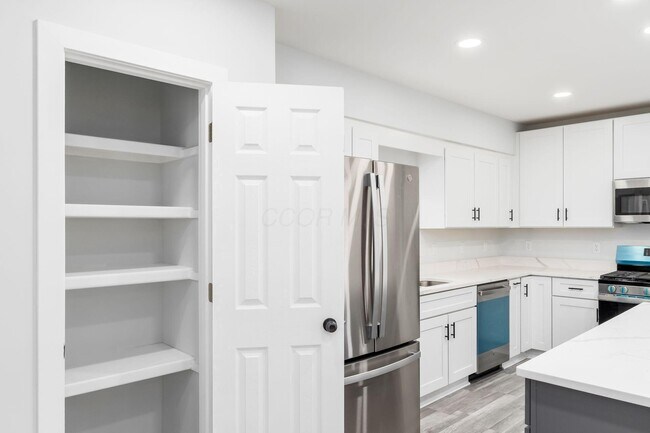 Building Photo - 905 Carpenter St