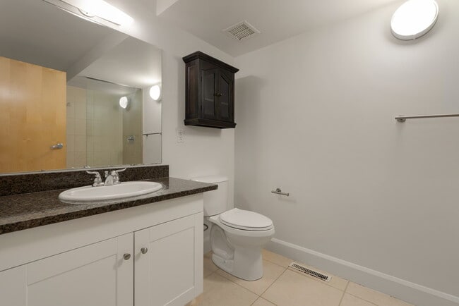 Building Photo - 106 N High St