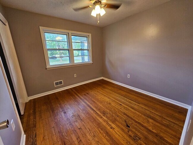 Building Photo - Spacious 3 Bedroom, 1.5 Bath House with Detached Garage