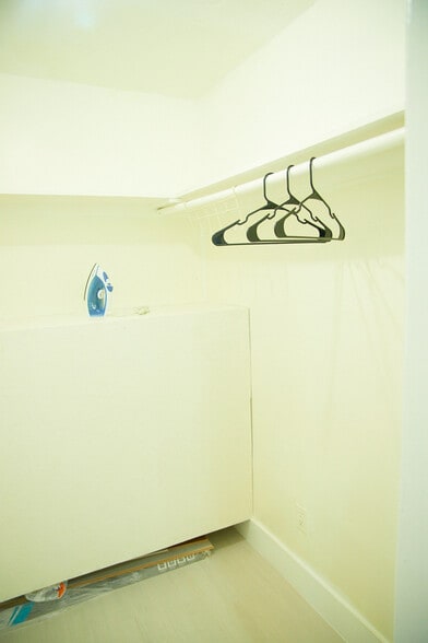 Building Photo - 414 N 60th Way