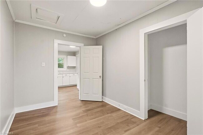 Building Photo - 2051 Bloomfield Dr