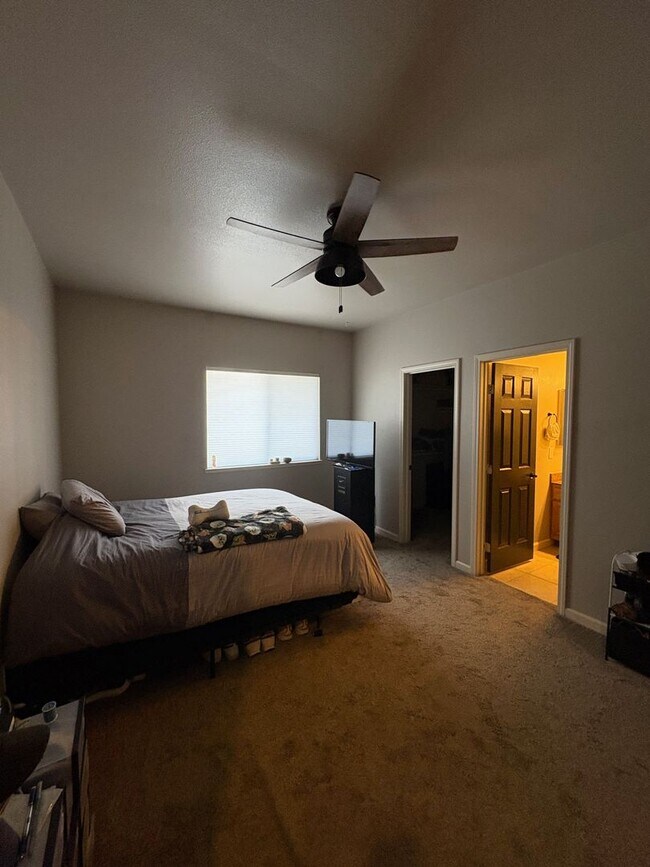 Building Photo - Gated community 2 Bedroom 2 Bath Condo