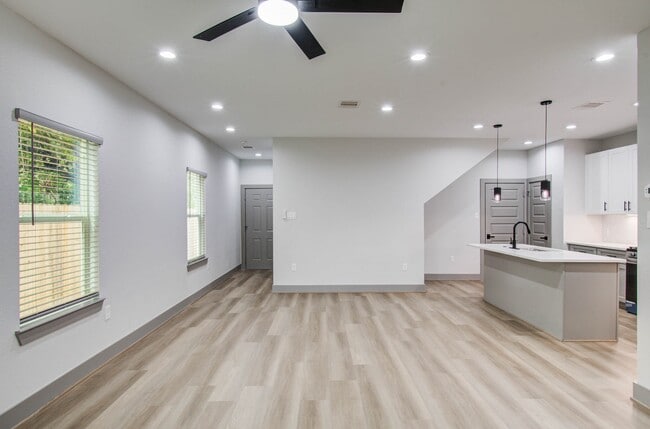 Building Photo - 1065 South Ln