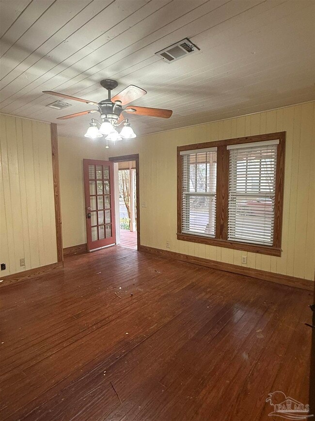 Building Photo - 307 E La Rua St