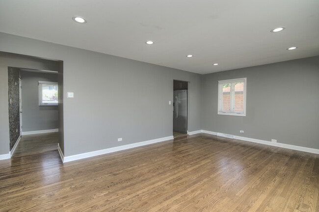 Building Photo - 367 W Fremont Ave