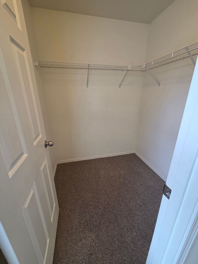 Building Photo - 3 Bed/2.5 Bath Single Family Home in River Canyon Estates - BRAND NEW CARPET