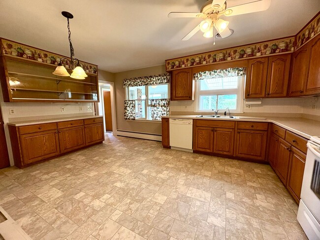 Building Photo - 3 Bedroom 2 Bathroom in Annville w/Huge Ga...