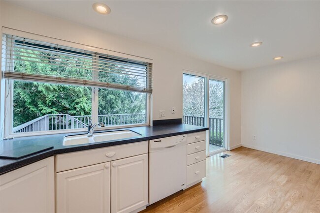 Building Photo - Amazing 4Bed/2.5Bath Home with Fully Fenced Backyard in Bellevue!