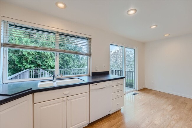 Building Photo - AWESOME Split Level 4 Bedroom Home in Bell...