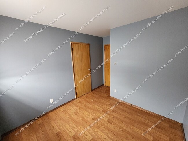 Building Photo - 3 bedroom 1 bathroom Ranch with a 2 car garage