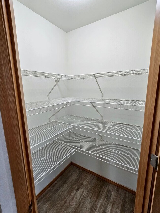 Building Photo - Open, One-Level Living- 4 Bedroom, 2.5 Bath Richland Home with Spacious Backyard